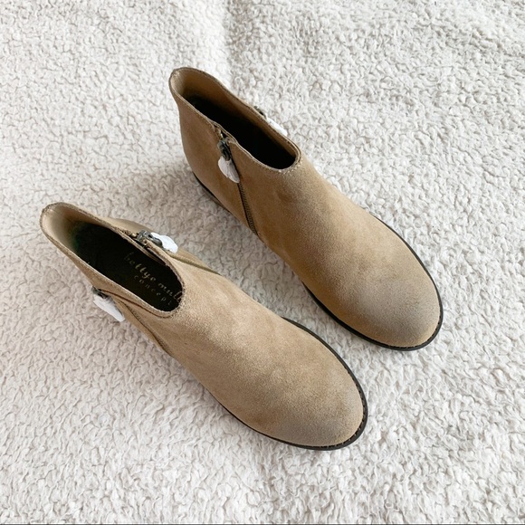 NIB Bettye Muller Suede Zip Bootie​ - Picture 3 of 6